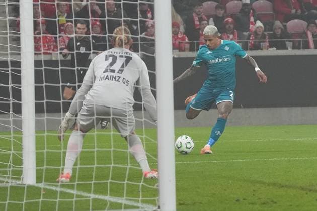 Dodo (AC Florenz) gegen Torwart Robin Zentner (1. FSV Mainz 05, 27) - 06.11.2025 1. FSV Mainz 05 vs. AC Florenz MEWA Arena, Europa Conference League
