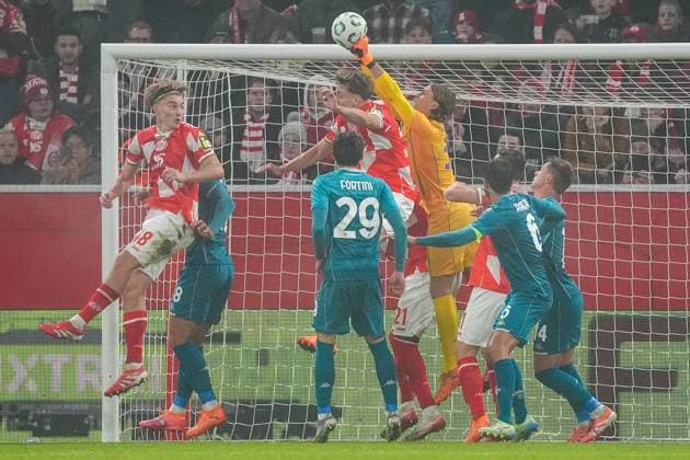 Torwart Goalie Tommaso Martinelli (AC Florenz) klärt vor Lennard Maloney (1. FSV Mainz 05, 15) - 06.11.2025 1. FSV Mainz 05 vs. AC Florenz MEWA Arena, Europa Conference League