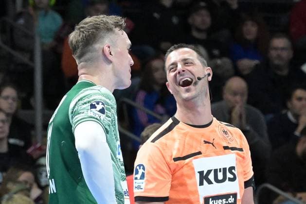 06.11.2025, xlakx, Handball, DHB-Pokal 1 8 Finale, Fuechse Berlin - ThSV Eisenach v.l. Lasse Andersson (Fuechse Berlin), Schiedsrichter der Partie lachend. Berlin