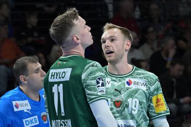 06.11.2025, xlakx, Handball, DHB-Pokal 1 8 Finale, Fuechse Berlin - ThSV Eisenach v.l. Lasse Andersson (Fuechse Berlin), Mathias Gidsel (Fuechse Berlin) im Gespraech Berlin