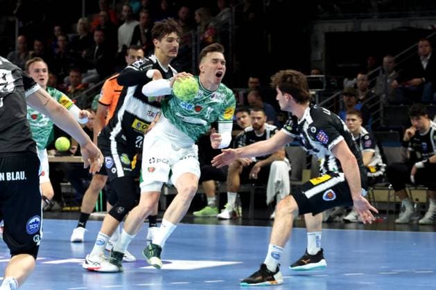 DEU, DHB-Pokal, Fuechse Berlin vs. Eisenach, 06.11.2025, Max-Schmeling-Halle, Berlin, DEU, DHB-Pokal, Fuechse Berlin vs. Eisenach, im Bild Lasse Andersson (Fuechse Berlin 11), Philipp Meyer (Eisenach 27), Stephan Seitz (Eisenach 44)