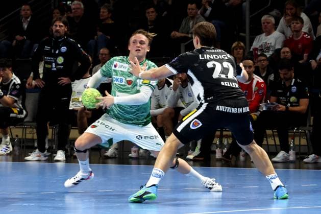 DEU, DHB-Pokal, Fuechse Berlin vs. Eisenach, 06.11.2025, Max-Schmeling-Halle, Berlin, DEU, DHB-Pokal, Fuechse Berlin vs. Eisenach, im Bild Tobias Grondahl (Fuechse Berlin 15), Felix Aellen (Eisenach 22)