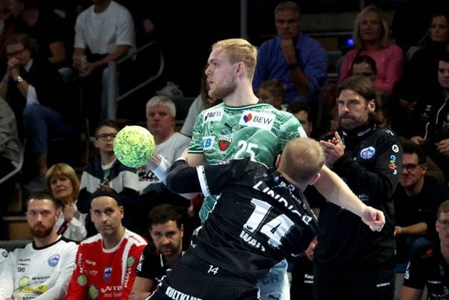DEU, DHB-Pokal, Fuechse Berlin vs. Eisenach, 06.11.2025, Max-Schmeling-Halle, Berlin, DEU, DHB-Pokal, Fuechse Berlin vs. Eisenach, im Bild Matthes Langhoff (Fuechse Berlin 25), Peter Walz (Eisenach 14)