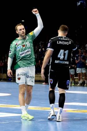 DEU, DHB-Pokal, Fuechse Berlin vs. Eisenach, 06.11.2025, Max-Schmeling-Halle, Berlin, DEU, DHB-Pokal, Fuechse Berlin vs. Eisenach, im Bild Mathias Gidsel (Fuechse Berlin 19),Vukasin Antonijevic (Eisenach 41)