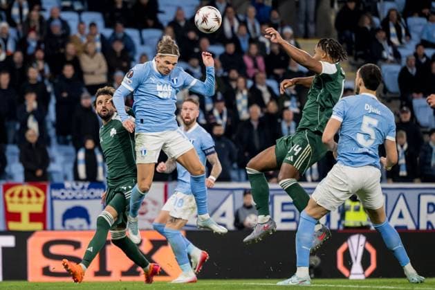 251106 Jens Stryger Larsen of Malmö FF and Erik Palmer-Brown of Panathinaikos during the UEFA Europa League football match between Malmö FF and Panathinaikos on November 6, 2025 in Malmö. Photo: Petter Arvidson BILDBYRAN kod PA PA1108 fotboll football soccer fotball uefa europa league europa league malmö ff panathinaikos bbeng Copyright: PETTERxARVIDSON BB251106PA097