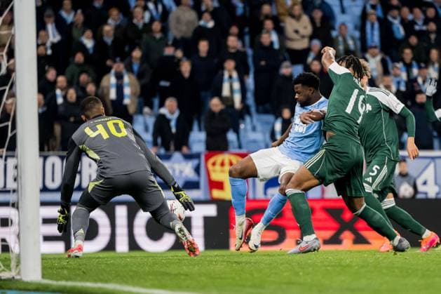 251106 goalkeeper Alban Lafont of Panathinaikos and Emmanuel Ekong of Malmö FF during the UEFA Europa League football match between Malmö FF and Panathinaikos on November 6, 2025 in Malmö. Photo: Petter Arvidson BILDBYRAN kod PA PA1108 fotboll football soccer fotball uefa europa league europa league malmö ff panathinaikos bbeng bbauto Copyright: PETTERxARVIDSON BB251106PA099