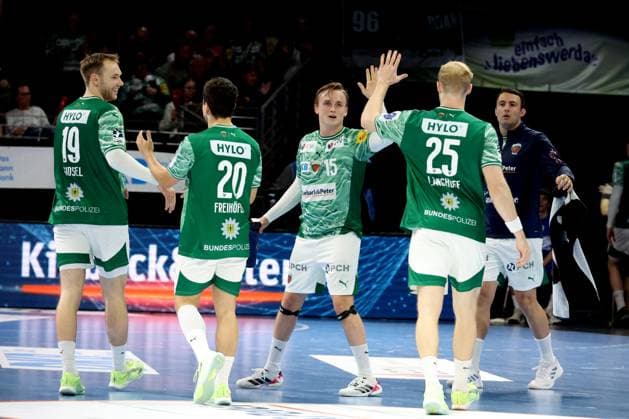 DEU, DHB-Pokal, Fuechse Berlin vs. Eisenach, 06.11.2025, Max-Schmeling-Halle, Berlin, DEU, DHB-Pokal, Fuechse Berlin vs. Eisenach, im Bild Fuechse-Spielerkreis, Mathias Gidsel (Fuechse Berlin 19), Tim Freihoefer (Fuechse Berlin 20), Tobias Grondahl (Fuechse Berlin 15), Matthes Langhoff (Fuechse Berlin 25)