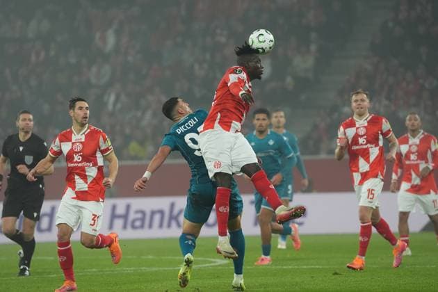 Kopfball Danny da Costa (1. FSV Mainz 05, 21) gegen Roberto Piccoli (AC Florenz) - 06.11.2025 1. FSV Mainz 05 vs. AC Florenz MEWA Arena, Europa Conference League