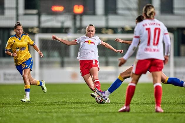 06.11.2025, GER, Frauenfußball, BL, 2025 2026, RB Leipzig - FC Carl Zeiss Jena Lou-Ann Joly (6, RB Leipzig), Aktion, Zweikampf um Ball Leipzig Trainingszentrum der Roten Bulle Sachsen Deutschland