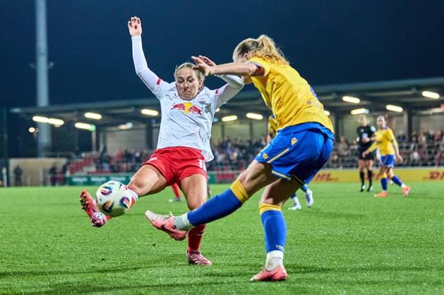 06.11.2025, GER, Frauenfußball, BL, 2025 2026, RB Leipzig - FC Carl Zeiss Jena Gina Chmielinski (10, RB Leipzig), Aktion, blockt Ball Leipzig Trainingszentrum der Roten Bulle Sachsen Deutschland