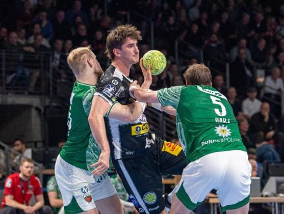 Handball, Herren, Saison 2025 2026, DHB-Pokal (Achtelfinale), Füchse Berlin - ThSV Eisenach, v.l. Matthes Langhoff (Füchse Berlin), Stephan Seitz (Eisenach), Max Darj (Füchse Berlin), 06.11.2025, Copyright: xSebastianxRäppold MatthiasxKochx