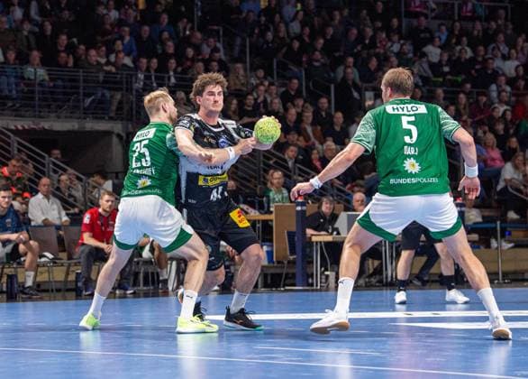 Handball, Herren, Saison 2025 2026, DHB-Pokal (Achtelfinale), Füchse Berlin - ThSV Eisenach, v.l. Matthes Langhoff (Füchse Berlin), Stephan Seitz (Eisenach), Max Darj (Füchse Berlin), 06.11.2025, Copyright: xSebastianxRäppold MatthiasxKochx