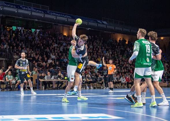 Handball, Herren, Saison 2025 2026, DHB-Pokal (Achtelfinale), Füchse Berlin - ThSV Eisenach, v.l. Matthes Langhoff (Füchse Berlin), Felix Aellen (Eisenach), Mathias Gidsel (Füchse Berlin), Stephan Seitz (Eisenach), 06.11.2025, Copyright: xSebastianxRäppold MatthiasxKochx