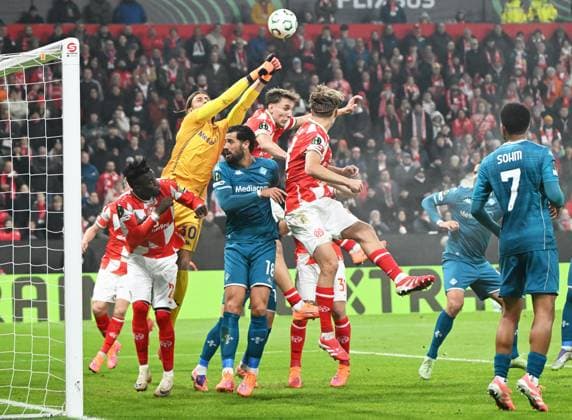 Conference League Mewa-Arena Mainz - 0611.2025 1. FSV Mainz 05 (mz) - AC. Florenz (flo) Torwart Tommaso MARTINELLE(flo), mi, klärt vor Nelson WEIPER (1. FSV Mainz 05), mi Fussball - Conference League - 1. FSV Mainz 05