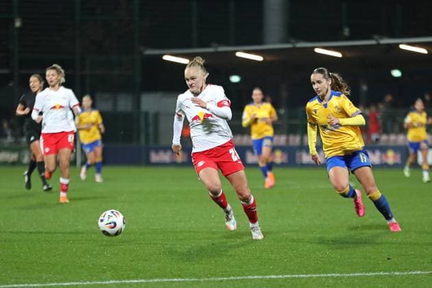 Google Pixel Frauen-Bundesliga, RB Leipzig - FC Carl Zeiss Jena; 06.11.2025 Victoria Krug (20, RB Leipzig) verfolgt von Rieke Tietz (17, Carl Zeiss Jena). Fußball, Google Pixel Frauen-Bundesliga, Saison 2025 2026, 9. Spieltag: RB Leipzig vs. FC Carl Zeiss Jena am 06.11.2025, Trainingszentrum Cottaweg, Leipzig. DFB REGULATIONS PROHIBIT ANY USE OF PHOTOGRAPHS AS IMAGE SEQUENCES AND OR QUASI-VIDEO. Copyright: xBEAUTIFULxSPORTS JanxKaeferx