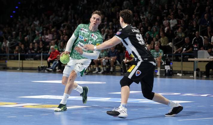 Lasse Andersson am Ball, Tillman Leu Zweikampf Spielszene Aktion Handball DHB Pokal Achtelfinale Herren Saison 2025 2026 06.11.2025 Füchse Berlin vs ThSV Eisenach