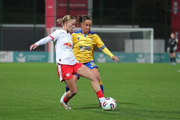 Google Pixel Frauen-Bundesliga, RB Leipzig - FC Carl Zeiss Jena; 06.11.2025 Marlene Müller (27, RB Leipzig) vor Nelly Juckel (31, Carl Zeiss Jena) am Ball. Fußball, Google Pixel Frauen-Bundesliga, Saison 2025 2026, 9. Spieltag: RB Leipzig vs. FC Carl Zeiss Jena am 06.11.2025, Trainingszentrum Cottaweg, Leipzig. DFB REGULATIONS PROHIBIT ANY USE OF PHOTOGRAPHS AS IMAGE SEQUENCES AND OR QUASI-VIDEO. Copyright: xBEAUTIFULxSPORTS JanxKaeferx