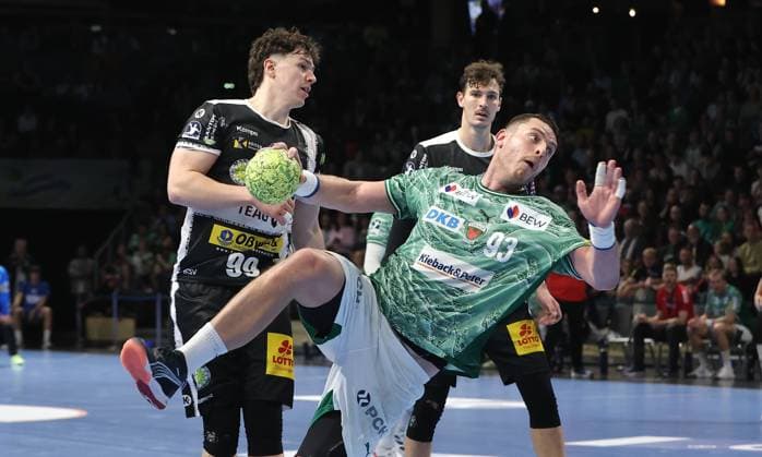 Mijajlo Marsenic erzielt ein Tor Zweikampf Spielszene Aktion Handball DHB Pokal Achtelfinale Herren Saison 2025 2026 06.11.2025 Füchse Berlin vs ThSV Eisenach