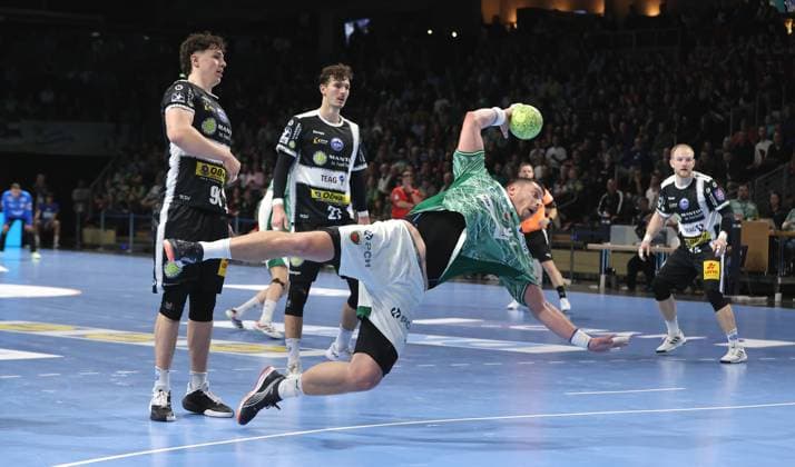Mijajlo Marsenic erzielt ein Tor, Tillman Leu, Philipp Meyer Zweikampf Spielszene Aktion Handball DHB Pokal Achtelfinale Herren Saison 2025 2026 06.11.2025 Füchse Berlin vs ThSV Eisenach
