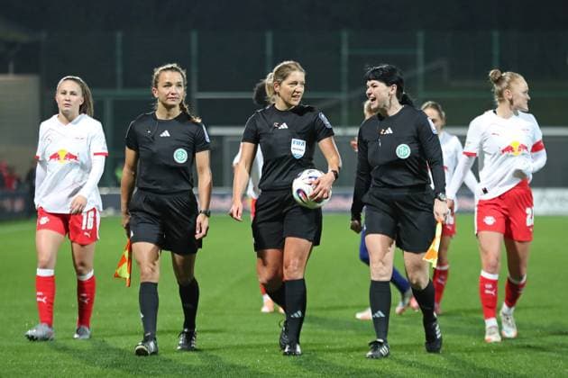 Google Pixel Frauen-Bundesliga, RB Leipzig - FC Carl Zeiss Jena; 06.11.2025 Von links: Schiedsrichter-Assistentin Simone Hoffmann, Schiedsrichterin Karoline Wacker, Schiedsrichter-Assistentin Silke Fritz. Fußball, Google Pixel Frauen-Bundesliga, Saison 2025 2026, 9. Spieltag: RB Leipzig vs. FC Carl Zeiss Jena am 06.11.2025, Trainingszentrum Cottaweg, Leipzig. DFB REGULATIONS PROHIBIT ANY USE OF PHOTOGRAPHS AS IMAGE SEQUENCES AND OR QUASI-VIDEO. Copyright: xBEAUTIFULxSPORTS JanxKaeferx