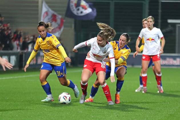 Google Pixel Frauen-Bundesliga, RB Leipzig - FC Carl Zeiss Jena; 06.11.2025 Annabel Schasching (16, RB Leipzig) zwischen Nelly Juckel (31, Carl Zeiss Jena) und Elena Mühlemann (30, Carl Zeiss Jena). Fußball, Google Pixel Frauen-Bundesliga, Saison 2025 2026, 9. Spieltag: RB Leipzig vs. FC Carl Zeiss Jena am 06.11.2025, Trainingszentrum Cottaweg, Leipzig. DFB REGULATIONS PROHIBIT ANY USE OF PHOTOGRAPHS AS IMAGE SEQUENCES AND OR QUASI-VIDEO. Copyright: xBEAUTIFULxSPORTS JanxKaeferx