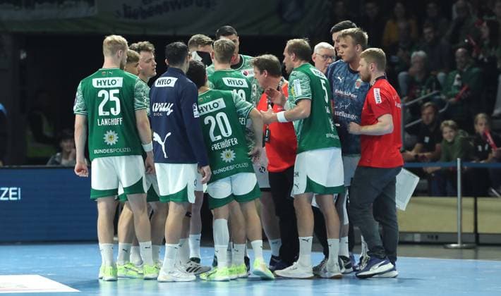 Trainer Nicolej Krickau redet mit der Mannschaft in der Auszeit Handball DHB Pokal Achtelfinale Herren Saison 2025 2026 06.11.2025 Füchse Berlin vs ThSV Eisenach