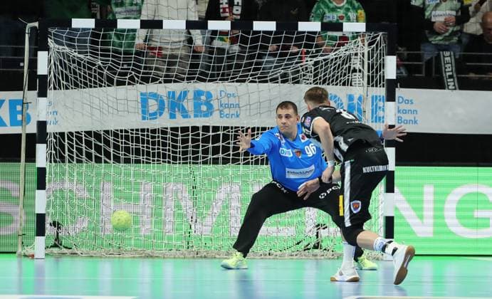Oskar Joelsson erzielt ein Tor gegen Torwart Dejan Milosavljev Zweikampf Spielszene Aktion Handball DHB Pokal Achtelfinale Herren Saison 2025 2026 06.11.2025 Füchse Berlin vs ThSV Eisenach