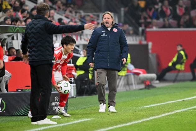 06.11.2025, xsltx, Fussball UEFA Conference League, FSV Mainz 05 - AC Florenz v.l. Trainer Bo Henriksen (FSV Mainz 05) gibt Anweisungen, gestikuliert, mit den Armen gestikulieren gives instructions, gesticulate (DFL DFB REGULATIONS PROHIBIT ANY USE OF PHOTOGRAPHS as IMAGE SEQUENCES and or QUASI-VIDEO) Mainz