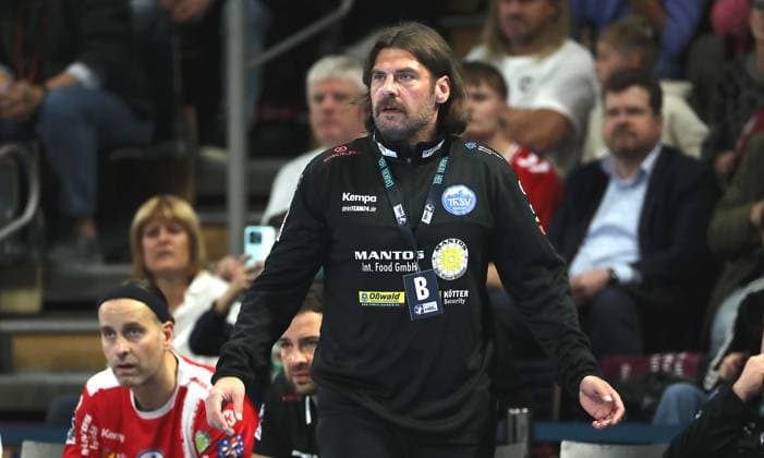Trainer Sebastian Hinze Aktion Oberkörper Handball DHB Pokal Achtelfinale Herren Saison 2025 2026 06.11.2025 Füchse Berlin vs ThSV Eisenach