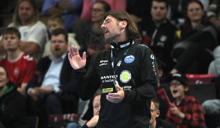 Trainer Sebastian Hinze enttäuscht Enttäuschung Handball DHB Pokal Achtelfinale Herren Saison 2025 2026 06.11.2025 Füchse Berlin vs ThSV Eisenach