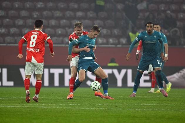 06.11.2025, xsltx, Fussball UEFA Conference League, FSV Mainz 05 - AC Florenz v.l. Lennard Maloney (FSV Mainz 05) Hans Nicolussi Caviglia (AC Florenz) Zweikampf, Aktion, action, battle for the ball (DFL DFB REGULATIONS PROHIBIT ANY USE OF PHOTOGRAPHS as IMAGE SEQUENCES and or QUASI-VIDEO) Mainz