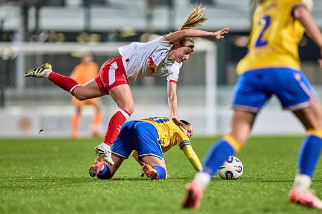 06.11.2025, GER, Frauenfußball, BL, 2025 2026, RB Leipzig - FC Carl Zeiss Jena Lou-Ann Joly (6, RB Leipzig), wird umgenietet, mit Ball Leipzig Trainingszentrum der Roten Bulle Sachsen Deutschland