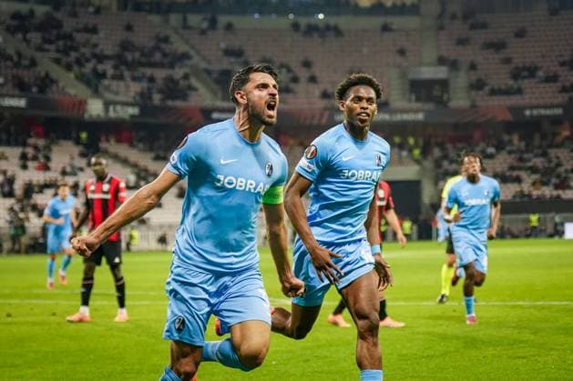 Fussball, UEFA Europa League 2025 26, 4. Spieltag - OGC Nizza vs SC Freiburg - Allianz Riviera (Nizza, Frankreich): Tor und Torjubel zum 1:2 durch Vincenzo Grifo (SC Freiburg, 32) per Foulelfmeter - Freude, Emotionen, Jubel *** Football, UEFA Europa League 2025 26, Matchday 4 OGC Nice vs SC Freiburg Allianz Riviera Nice, France Goal and celebration to 1-2 by Vincenzo Grifo SC Freiburg, 32 from the penalty spot Joy, emotion, jubilation Copyright: xJOERANxSTEINSIEKx