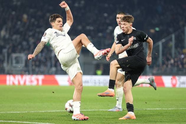 SOCCER - UEFA EL, Sturm vs Nottingham GRAZ,AUSTRIA,06.NOV.25 - SOCCER - UEFA Europa League, SK Sturm Graz vs Nottingham Forest. Image shows Nicolas Dominguez (Nottingham), Filip Jan Rozga (Sturm) and Nikola Milenkovic (Nottingham).  GEPAxpictures xChrisxBauer