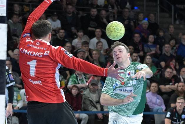 06.11.2025, xlakx, Handball, DHB-Pokal 1 8 Finale, Fuechse Berlin - ThSV Eisenach v.l. Matija Spikic (ThSV Eisenach), Hakun West Av Teigum (Fuechse Berlin) wirft Tor, Torschuetze, erzielt Tor, Treffer, scores the goal Berlin