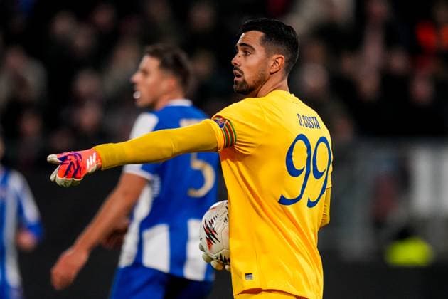 UTRECHT, NETHERLANDS - NOVEMBER 6: FC Porto goalkeeper Diogo Costa gestures during the UEFA Europa League 2025 26 League Phase MD4 match between FC Utrecht and FC Porto at Stadion Galgenwaard on November 6, 2025 in Utrecht, Netherlands. (Photo by Rene Nijhuis) SPO  Copyright: xRenexNijhuis