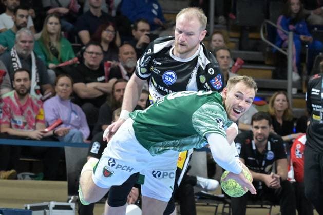 06.11.2025, xlakx, Handball, DHB-Pokal 1 8 Finale, Fuechse Berlin - ThSV Eisenach v.l. Peter Walz (ThSV Eisenach), Mathias Gidsel (Fuechse Berlin) Zweikampf, Duell, Kampf, tackle Berlin