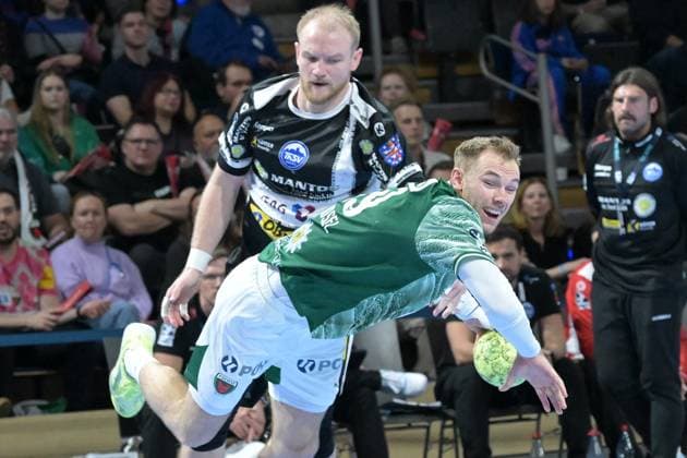 06.11.2025, xlakx, Handball, DHB-Pokal 1 8 Finale, Fuechse Berlin - ThSV Eisenach v.l. Peter Walz (ThSV Eisenach), Mathias Gidsel (Fuechse Berlin) Zweikampf, Duell, Kampf, tackle Berlin