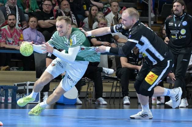 06.11.2025, xlakx, Handball, DHB-Pokal 1 8 Finale, Fuechse Berlin - ThSV Eisenach v.l. Mathias Gidsel (Fuechse Berlin), Peter Walz (ThSV Eisenach), Zweikampf, Duell, Kampf, tackle Berlin