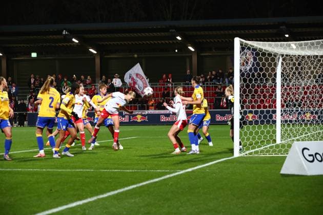 RB Leipzig - Jena 1. Bundesliga Frauen Leipzig, Trainingszentrum am Cottaweg, 06.11.2025, Fußball, Frauen, Saison 2025 2026, Frauen-Bundesliga, 9. Spieltag , RB Leipzig - FC Carl Zeiss Jena , Im Bild: Tor für RB Leipzig , Emilia Ãsgeirsdottir (8, Leipzig) ftifft zum 1:0