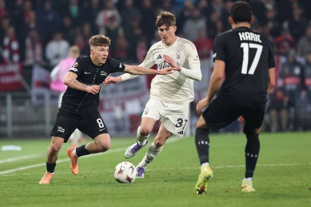 SOCCER - UEFA EL, Sturm vs Nottingham GRAZ,AUSTRIA,06.NOV.25 - SOCCER - UEFA Europa League, SK Sturm Graz vs Nottingham Forest. Image shows Filip Jan Rozga (Sturm) and Nicolo Savona (Nottingham).  GEPAxpictures xChrisxBauer