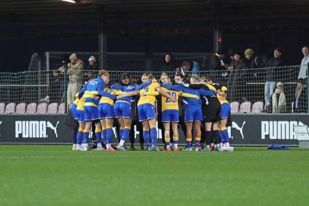 Google Pixel Frauen-Bundesliga, RB Leipzig - FC Carl Zeiss Jena; 06.11.2025 Teamkreis von Carl Zeiss Jena. Fußball, Google Pixel Frauen-Bundesliga, Saison 2025 2026, 9. Spieltag: RB Leipzig vs. FC Carl Zeiss Jena am 06.11.2025, Trainingszentrum Cottaweg, Leipzig. DFB REGULATIONS PROHIBIT ANY USE OF PHOTOGRAPHS AS IMAGE SEQUENCES AND OR QUASI-VIDEO. Copyright: xBEAUTIFULxSPORTS JanxKaeferx