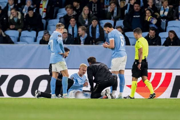 251106 Otto Rosengren of Malmö FF receives medical attention during the UEFA Europa League football match between Malmö FF and Panathinaikos on November 6, 2025 in Malmö. Photo: Petter Arvidson BILDBYRAN kod PA PA1108 fotboll football soccer fotball uefa europa league europa league malmö ff panathinaikos bbeng bbauto skada Copyright: PETTERxARVIDSON BB251106PA115