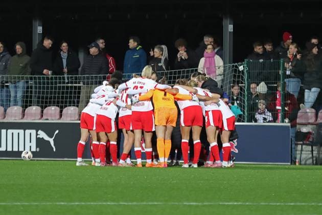 Google Pixel Frauen-Bundesliga, RB Leipzig - FC Carl Zeiss Jena; 06.11.2025 Teamkreis von RB Leipzig. Fußball, Google Pixel Frauen-Bundesliga, Saison 2025 2026, 9. Spieltag: RB Leipzig vs. FC Carl Zeiss Jena am 06.11.2025, Trainingszentrum Cottaweg, Leipzig. DFB REGULATIONS PROHIBIT ANY USE OF PHOTOGRAPHS AS IMAGE SEQUENCES AND OR QUASI-VIDEO. Copyright: xBEAUTIFULxSPORTS JanxKaeferx