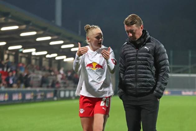 Google Pixel Frauen-Bundesliga, RB Leipzig - FC Carl Zeiss Jena; 06.11.2025 Victoria Krug (20, RB Leipzig) im Dialog mit Cheftrainer Jonas Stephan (RB Leipzig). Fußball, Google Pixel Frauen-Bundesliga, Saison 2025 2026, 9. Spieltag: RB Leipzig vs. FC Carl Zeiss Jena am 06.11.2025, Trainingszentrum Cottaweg, Leipzig. DFB REGULATIONS PROHIBIT ANY USE OF PHOTOGRAPHS AS IMAGE SEQUENCES AND OR QUASI-VIDEO. Copyright: xBEAUTIFULxSPORTS JanxKaeferx