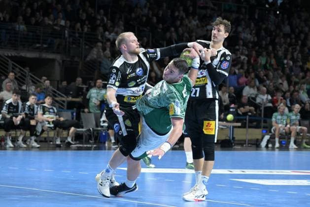 06.11.2025, xlakx, Handball, DHB-Pokal 1 8 Finale, Fuechse Berlin - ThSV Eisenach v.l. Peter Walz (ThSV Eisenach), Mijajlo Marsenic (Fuechse Berlin), Philipp Meyer (ThSV Eisenach) Zweikampf, Duell, Kampf, tackle Berlin