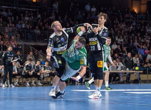 Handball, Herren, Saison 2025 2026, DHB-Pokal (Achtelfinale), Füchse Berlin - ThSV Eisenach, v.l. Peter Walz (Eisenach), Mijajlo Marsenic (Füchse Berlin), Philipp Meyer (Eisenach), 06.11.2025, Copyright: xSebastianxRäppold MatthiasxKochx