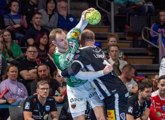 Handball, Herren, Saison 2025 2026, DHB-Pokal (Achtelfinale), Füchse Berlin - ThSV Eisenach, v.l. Mathias Gidsel (Füchse Berlin), Peter Walz (Eisenach), 06.11.2025, Copyright: xSebastianxRäppold MatthiasxKochx