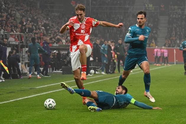 06.11.2025, xsltx, Fussball UEFA Conference League, FSV Mainz 05 - AC Florenz v.l. Nelson Weiper (FSV Mainz 05) Luca Ranieri (AC Florenz) Zweikampf, Aktion, action, battle for the ball (DFL DFB REGULATIONS PROHIBIT ANY USE OF PHOTOGRAPHS as IMAGE SEQUENCES and or QUASI-VIDEO) Mainz