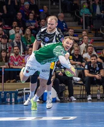 Handball, Herren, Saison 2025 2026, DHB-Pokal (Achtelfinale), Füchse Berlin - ThSV Eisenach, v.l. Mathias Gidsel (Füchse Berlin), Peter Walz (Eisenach), 06.11.2025, Copyright: xSebastianxRäppold MatthiasxKochx